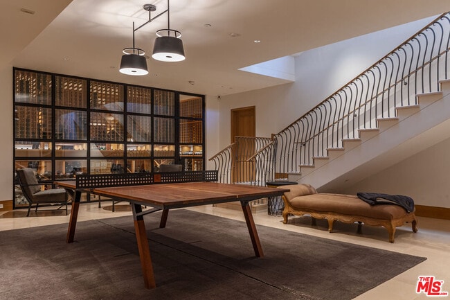 Building Photo - 618 N Beverly Dr