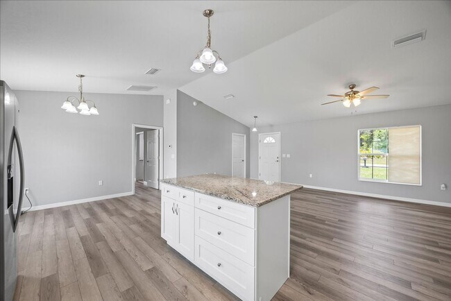 Building Photo - **Discover Your Dream Home in Marion Oaks**