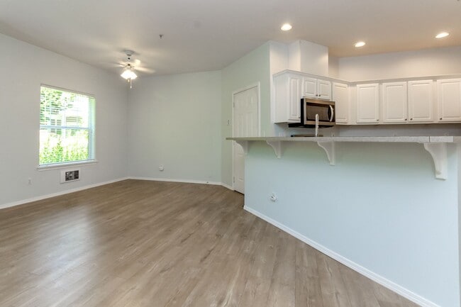 Building Photo - Low maintenance condo living in DuPont