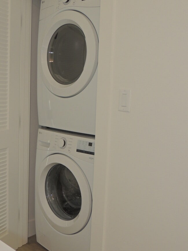 Building Photo - 600 Lawrence Ave