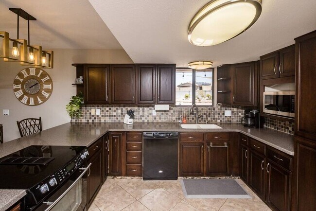 Building Photo - 4 Bedroom Pool Home Located Downtown