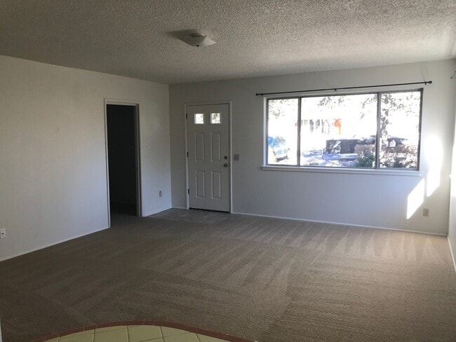 Building Photo - 329 W Oak Ave