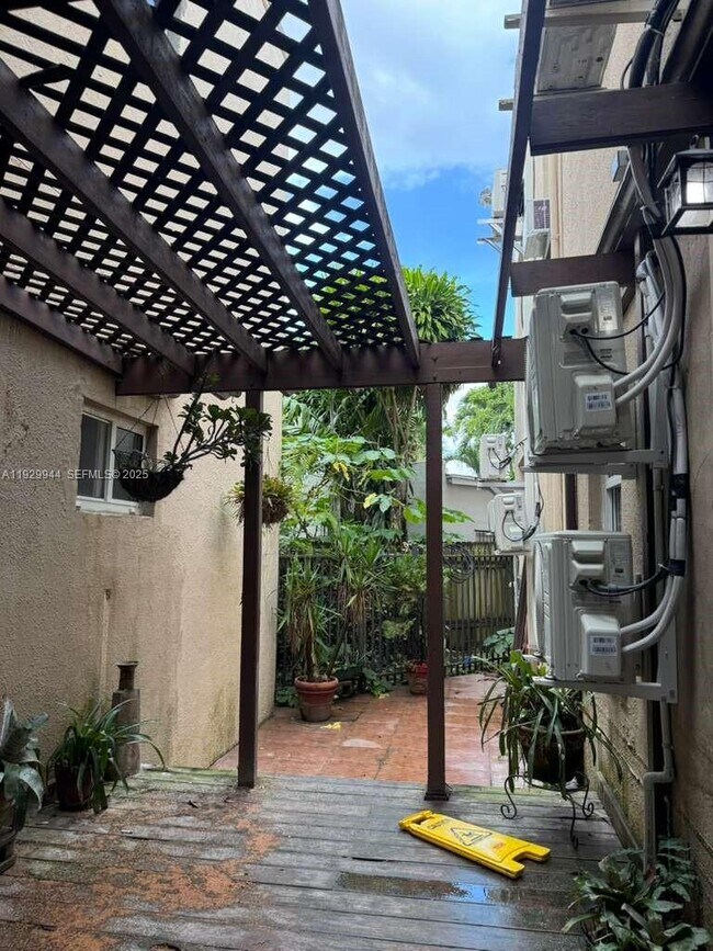 Building Photo - 2425 SW 6th St