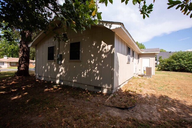 Building Photo - 3 bed, 1 bath home, fully updated!