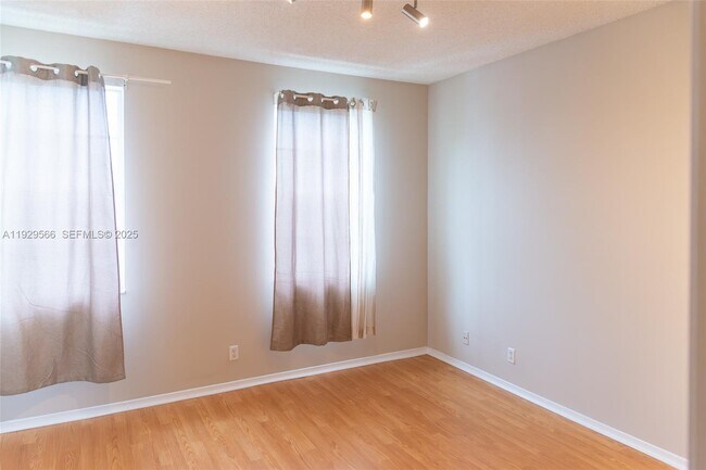 Building Photo - 16749 Hemingway Dr