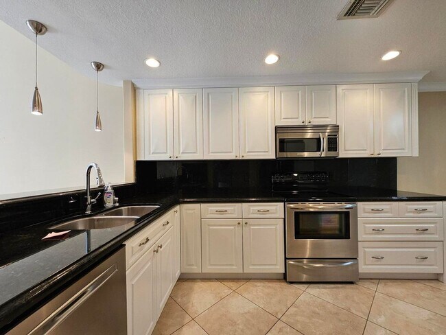 Building Photo - 7526 Pinewalk Dr S