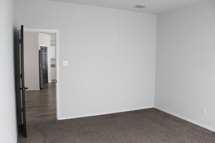 Building Photo - 1013 Velvet Ct