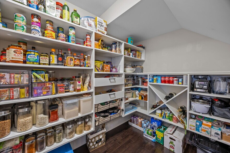 Large walk-in pantry - 4020 Willow Green Pl