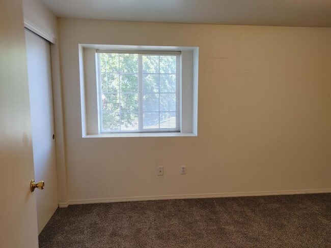 Building Photo - 548 NE Negus Lp