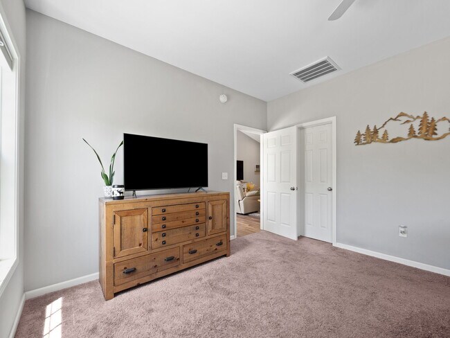 Building Photo - 512 Hazelwood Dr