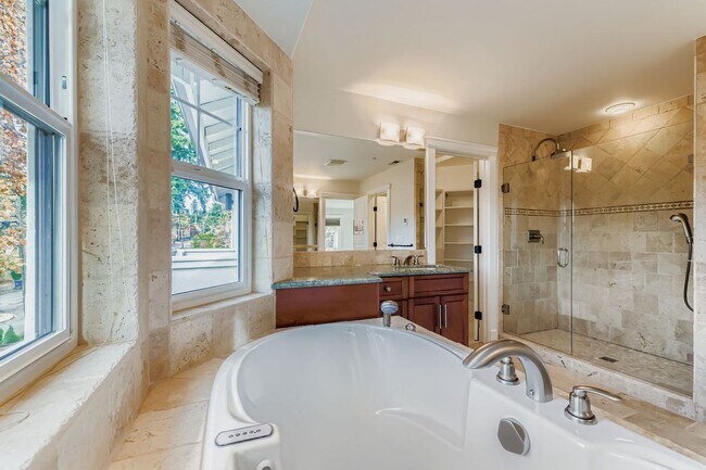 Building Photo - Stunning 5bed/5bath + Office in Prime Kirk...