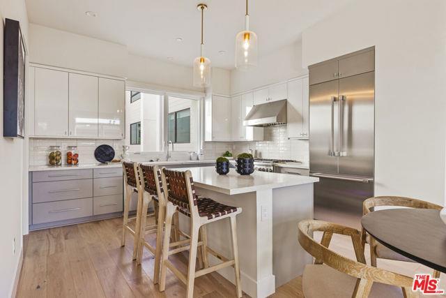 Building Photo - 3230 S Barrington Ave