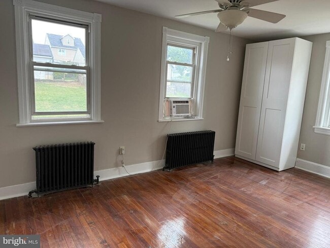 Building Photo - 134 W 8th Ave