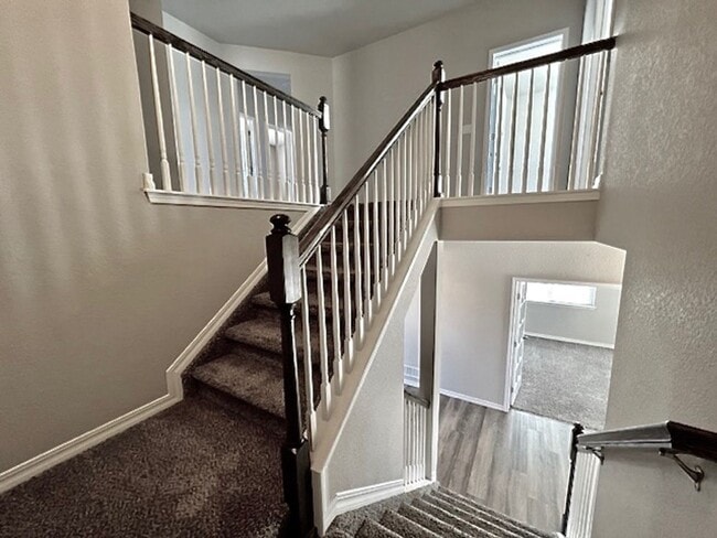 Building Photo - 5 Bedroom Home Close to Downtown Monument!!