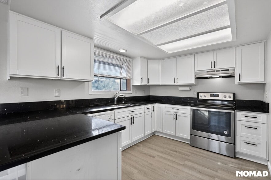 Building Photo - 5615 S 141st St