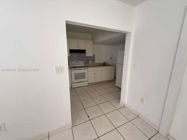 Building Photo - 526 SW 64th Ave