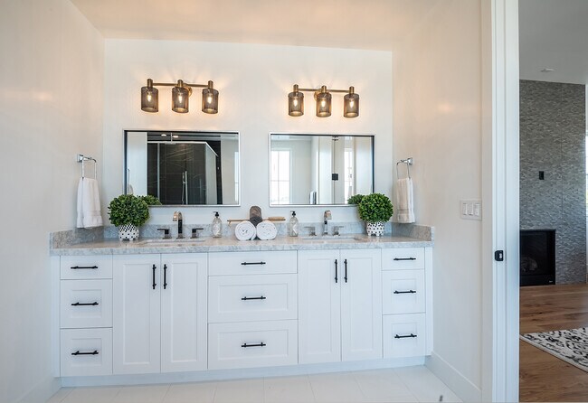 Building Photo - 724 13th St