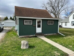 Building Photo - 2 bedroom house, huge 2 car garage, large ...
