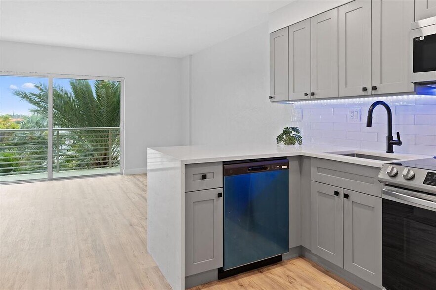 Building Photo - 2900 NE 30th St