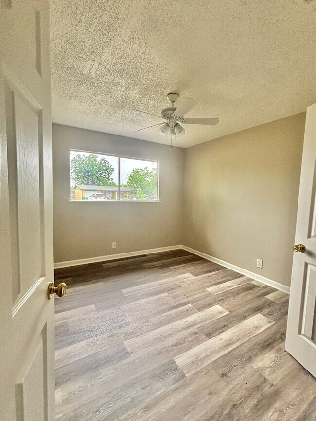 Building Photo - COMING SOON!! 3 Bedroom 2 Bathroom Home!!!