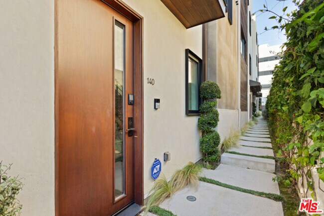 Building Photo - 140 S Hayworth Ave