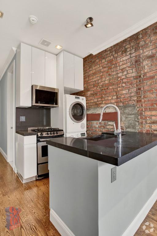 Building Photo - 3 bedroom in New York NY 10009