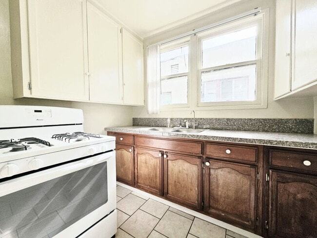 Building Photo - 2366 Venice Blvd.