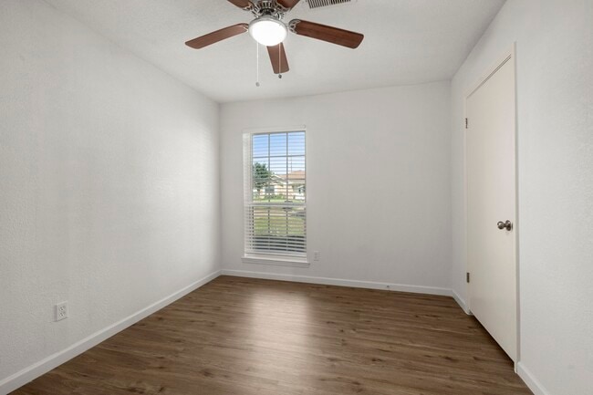 Building Photo - 914 Grand Oaks Dr