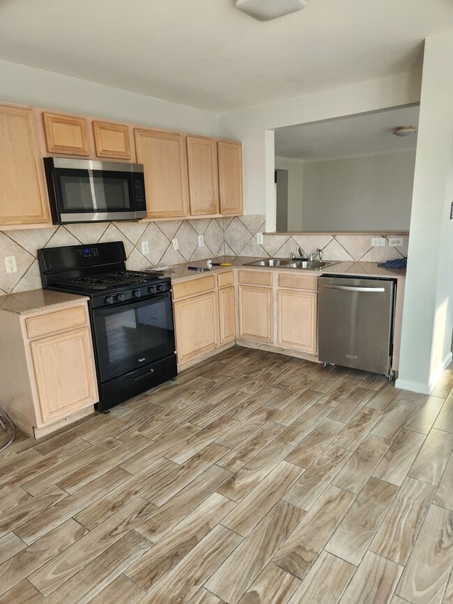 Building Photo - 2027 James Madison Dr