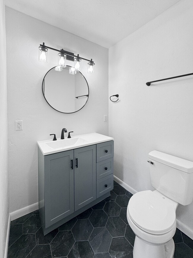 Building Photo - 513 Manor Dr