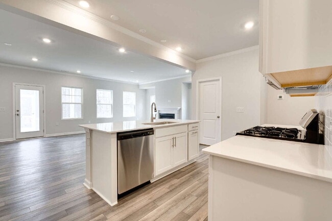 Building Photo - End-unit 3 bedroom townhome with Screened Porch!