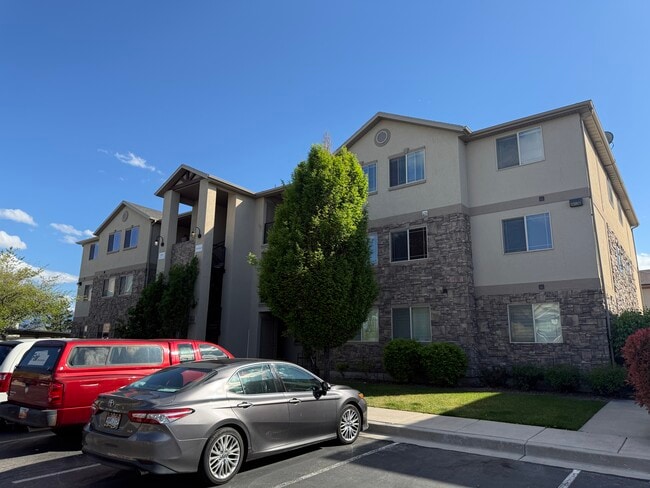 Building Photo - 999 Village River Ln