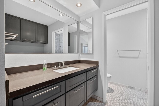 Building Photo - Gorgeous 2 bed/bath Condo in Long Beach
