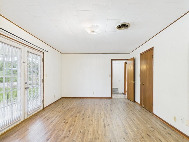Building Photo - "Charming 1-Bedroom Haven in Fredericksbur...