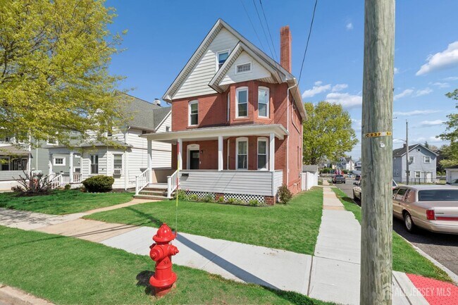 Building Photo - 327 Main St