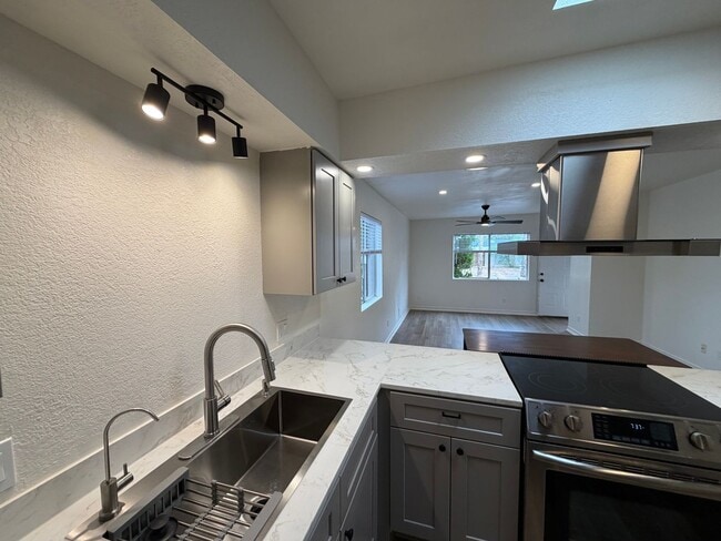 Building Photo - FRESHLY REMODELED!