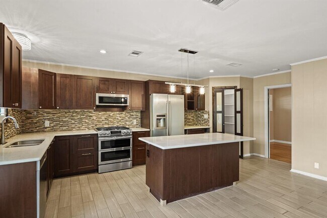 Building Photo - 5319 Saxon Dr