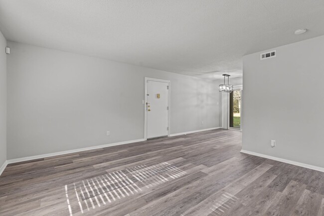 Building Photo - Newly Renovated 2-Bed, 2-Bath Apartment in...