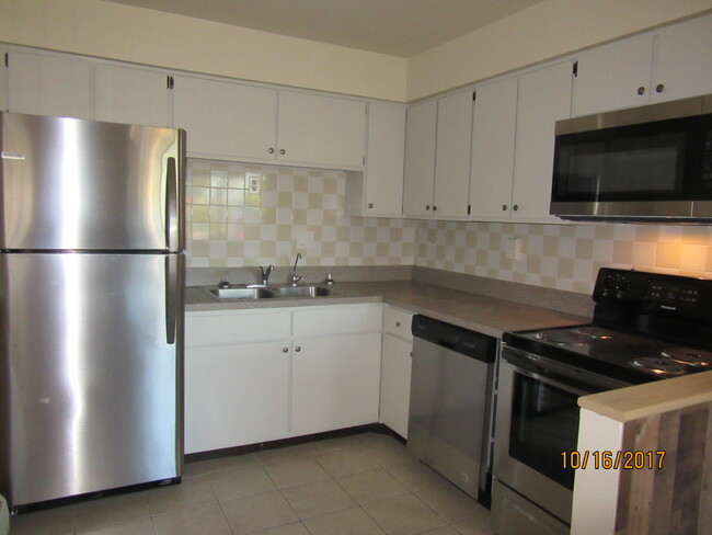 4 BDR Kitchen - 910 E Bellows St