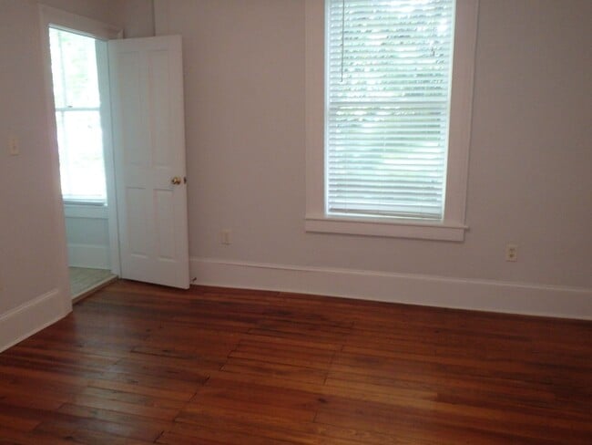 Building Photo - Two Bedroom Townhome Close to Forsyth Park