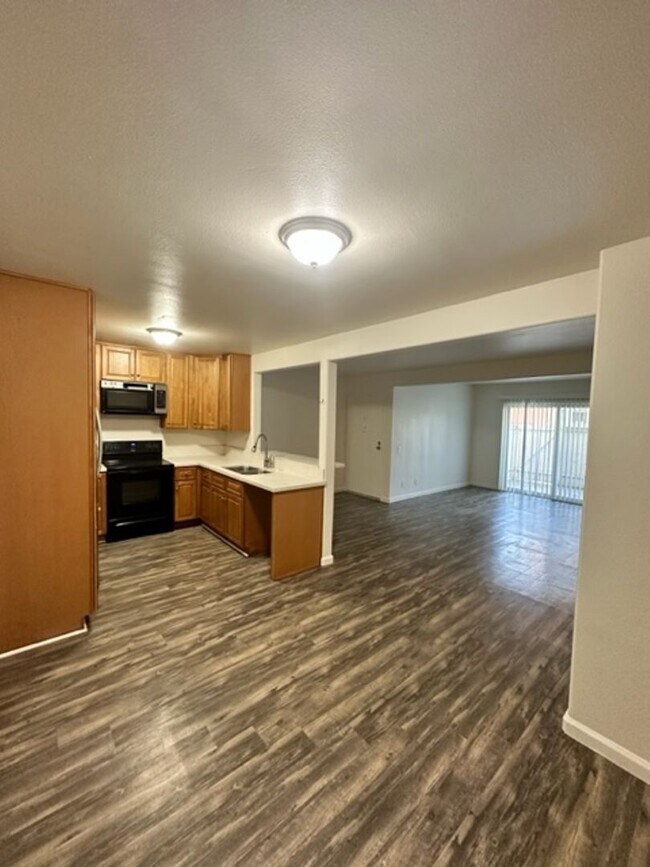 Building Photo - Charming Condo 3+2