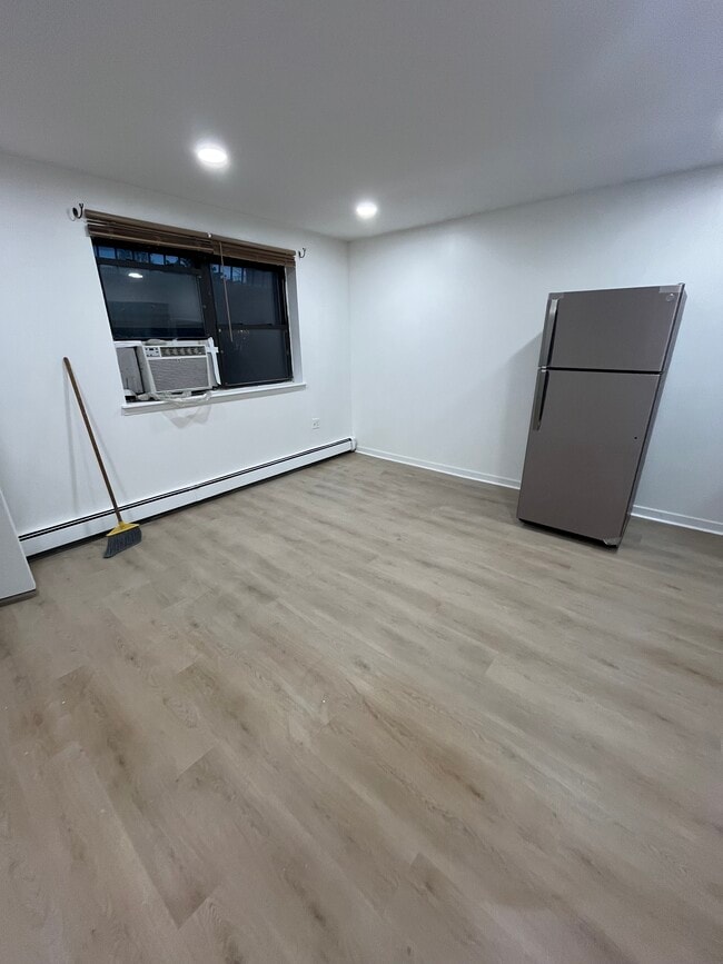 Building Photo - 929 Gates Ave