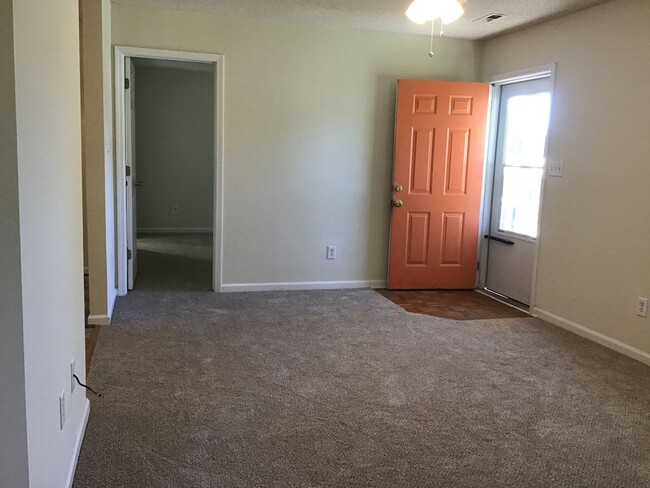 Building Photo - 3 Bedroom in Glenn Eagle Subdivision!