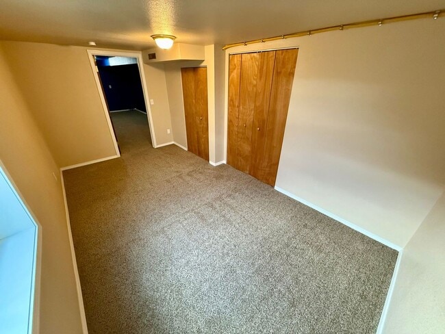 Building Photo - **For Rent: Spacious 4-Bedroom Home with 2 Family Rooms & Huge Backyard!**