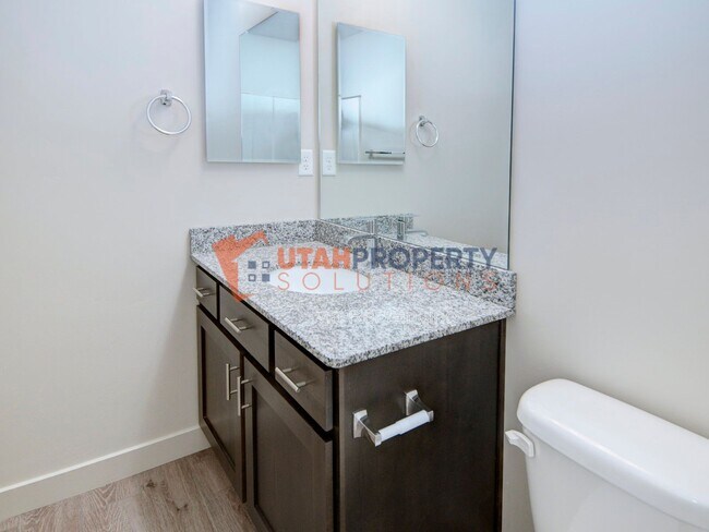 Building Photo - 1025 W 400 S