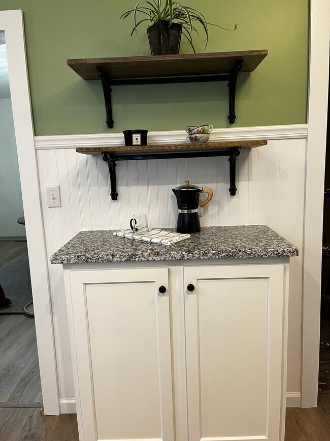 Building Photo - 201 Oak St