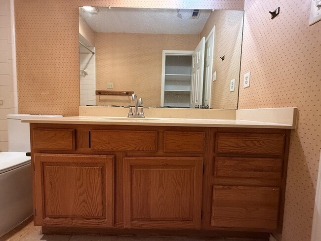 Building Photo - 816 Summit Dr