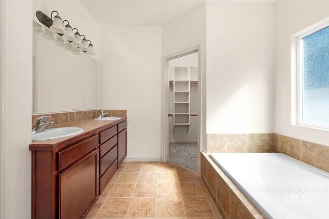 Building Photo - 850 W Heather Woods Dr