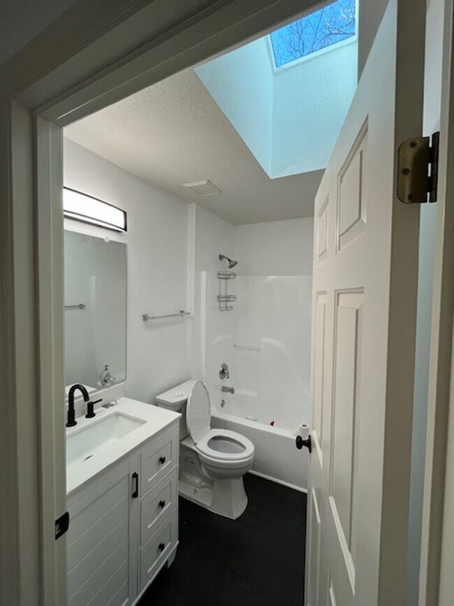 Building Photo - Beautiful and completely Renovated 3/2 fen...