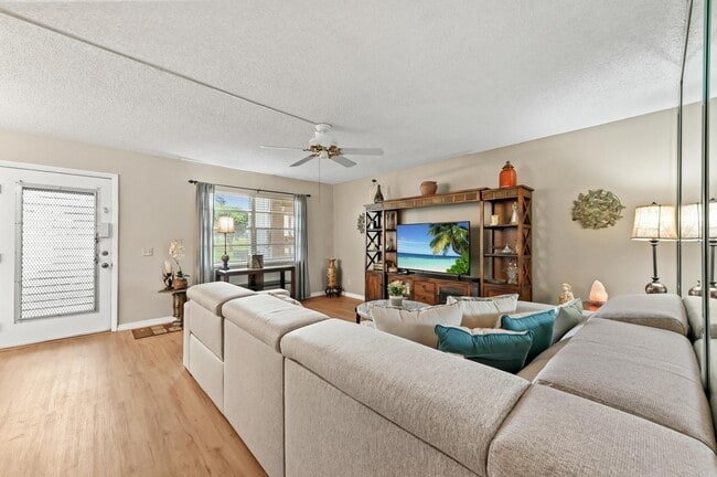 Building Photo - 302 Capri Dr